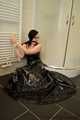 Gefesselt im langen Lack Ballkleid (Archiv)