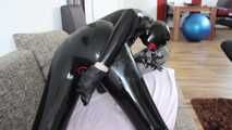 Gummipuppe spielt mit sich selbst