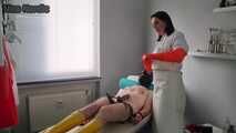 Dilatation und Melkung in Gummihandschuhen 