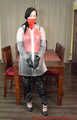 Selfbondage in PVC und Regenmantel