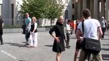 Merry und Nina Nackt durch Berlin