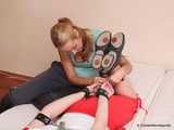 Alexa & Catt - Mädchen werden Mädchen: lesbische Kitzeln mit intensiver Bondage