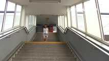 068005 Ling Pees On The Station Platform