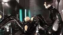 Madame Zoe - Extreme Benutzung der verschlauchten Gummipuppe 