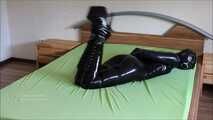 Gefesselte Gummipuppe zum Orgasmus gebracht