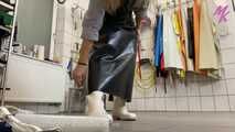 Schwarze #Gummischürze und das geile Klatschen an den Stiefeln