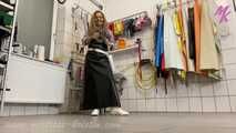 Schwarze #Gummischürze und das geile Klatschen an den Stiefeln