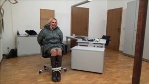 Julia - Der Winterjackendieb Teil 2 von 5