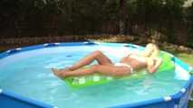 Mir ist so heiß! Fotzenspielchen im Pool