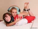 Alexa & Catt - Mädchen werden Mädchen: lesbische Kitzeln mit intensiver Bondage