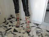 Herrin Nycky im schwarzen Catsuit