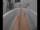 Foot goddess gives masturbation instructions in the bathtub!