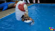 905 Marilyn genießt es, Pooltoys zu entleeren! 