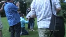 Nackt durch die Welt:  Im Park
