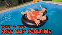 1320 Zwei Girls, ein Pool