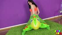 33 Jasmin's and her cheeky lizard