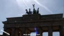 Merry und Nina Nackt durch Berlin