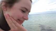 Mia am Strand