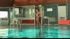 Nackt im öffentlichen Schwimmbad -Teil 4-
