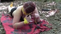 Aurora mit gelben Klebeband im hogtie 2/2