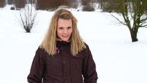 Linda mit weißen Clogs im Schnee