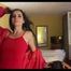 Miss Amira im roten Minikleid und roter Nylon Regenjacke hat Spaß im Hotel
