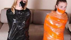 Sasha Swift & Christina Clark - Sasha Swift wird neben Christina Clark gefangen genommen, gefesselt, geknebelt und eingewickelt