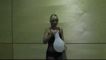 Sexy Blondine im Tunnel