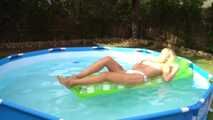 Mir ist so heiß! Fotzenspielchen im Pool