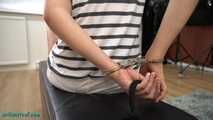 Handcuffs Escape Challenge (Elli has problems) (4k)