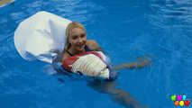 905 Marilyn genießt es, Pooltoys zu entleeren! 