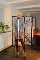 Miss Francine wird in einem heißen Lackoutfit und einem transparenten Regenmantel gefesselt und mit Ballgag und Tape geknebelt