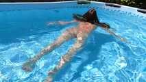 Ich ziehe im Pool blank