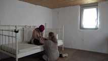 Lana in Seilen auf dem Bett 1