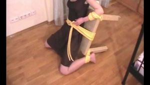 Alice Lee - Kleidertragende Schönheit wird an einen Tisch gebunden und entkommt (video)