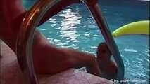Lesbische Spiele im Pool