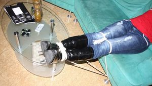 Lisa mit Seilen auf Couch gefesselt BILDER