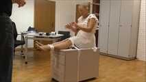 Paula - Hochsicherheitsgefangene im Büro Teil 5 von 9