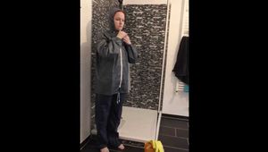 Lady Nadja in AGU Regenjacken und transparentem Regenanzug in der Dusche