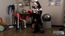 Eva, die geile Strumpfhosennonne (Video update)