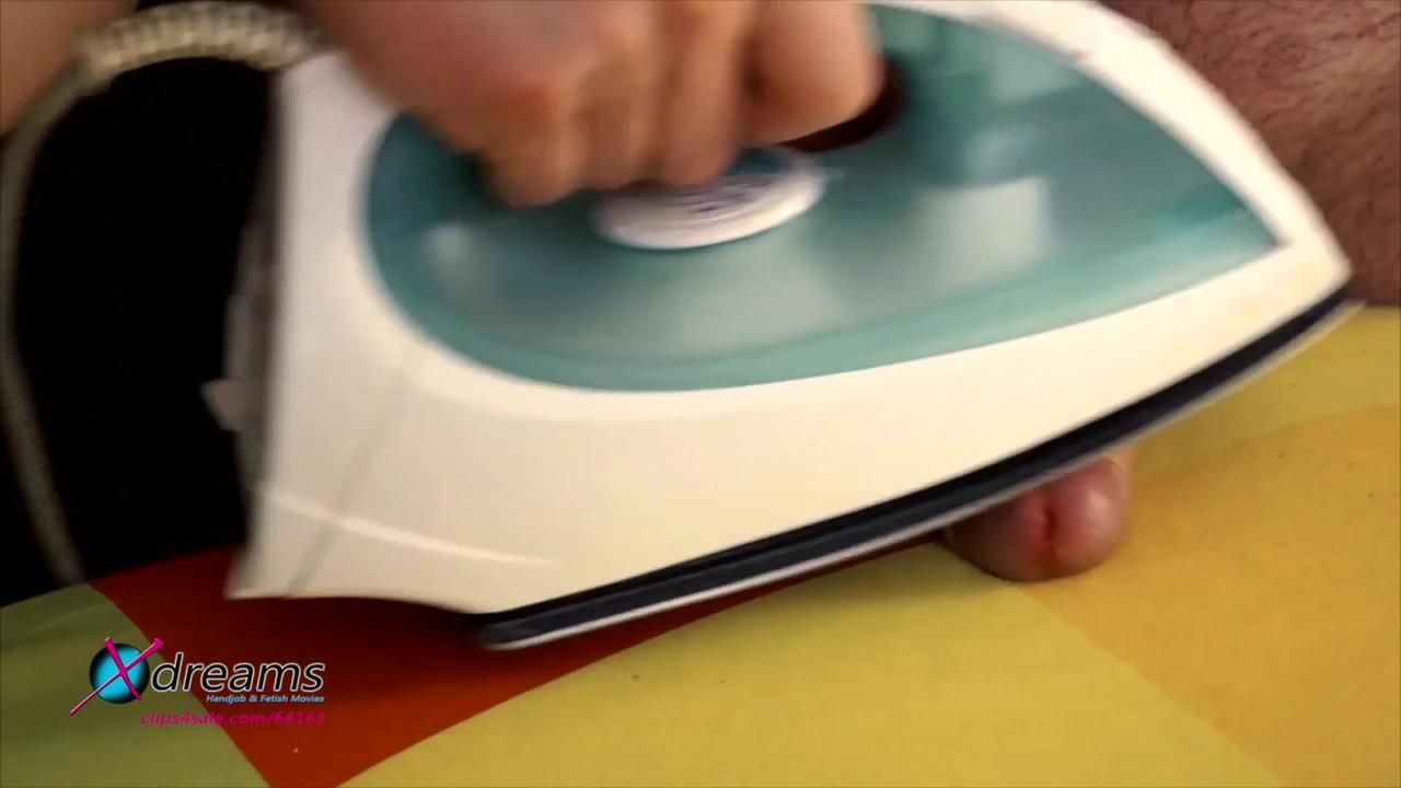 Mia's oben ohne Schwanz drücken Handjob