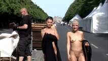 Merry und Nina Nackt durch Berlin