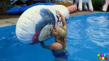 905 Marilyn genießt es, Pooltoys zu entleeren! 