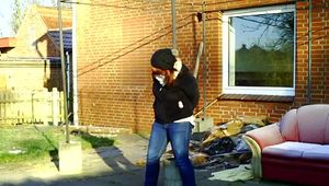 Mit Handschellen am Pfahl