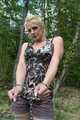 Im Wald Hogtied und in Handschellen