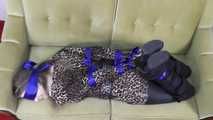 Larissa hogtied mit Tüchern