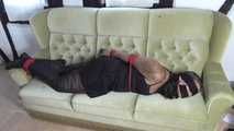 Jasmin im hogtie auf dem Sofa 2/2