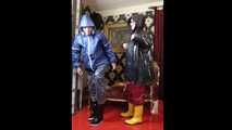 Miss Francine und Lady Nadja haben Spaß AGU Regenjacken