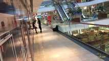 Bondage in publico: Centro commercial • Bondage in public: Shopping center