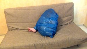 Stella - Ball in Müllbeutel verpackt (video)